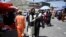 Orang-orang berjalan di sepanjang pasar di pusat kota Kabul pada 28 Agustus 2021, setelah militer Taliban mengambil alih Afghanistan. (Foto: AFP/Aamir Qureshi)