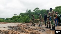 Des soldats inspectent les dégâts sur une route à la suite d'inondations et de glissements de terrain provoqués par le cyclone Idai à Chimanimani, au Zimbabwe, le 18 mars 2019.