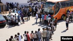 Des migrants soudanais dans un centre en Libye, à Tripoli, le 14 septembre 2017.