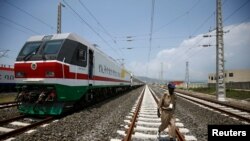 Un employé traverse les rails de la station de train d'Adama dans la région d'Oromia, au centre de l'Éthiopie, le 24 septembre 2016.