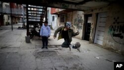 ARCHIVO - La pobreza se ha agudizado en Argentina al punto de castigar a más de la mitad de la población, la crisis económica se acentúa en demanda de alimentos para comedores populares. En imagen niños juegan durante confinamientos por Covid-19 que agudizó la crisis.