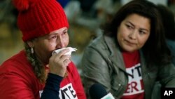 El Salvador immigrants Diana Paredes, left, and Isabel Barrera react at a news conference following an announcement on Temporary Protected Status for nationals of El Salvador, in Los Angeles, Jan. 8, 2018.