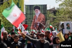 بیلبودی با تصویر علی خامنه‌ای در مراسمی حکومتی که روز پنجشنبه در تهران برای چهلمین روز کشته‌شدن او برگزار شد