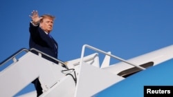 2026년 10월 22일 도널드 트럼프 미국 대통령이 미국 메릴랜드주 앤드루스 합동기지에서 아이오와주 수시티로 향하기 위해 에어포스 원에 탑승하며 손을 흔들고 있다.