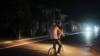 Un hombre pedalea cargando a una niña durante un corte de energía programado en Bauta, Cuba, el lunes 18 de marzo de 2024. La isla enfrenta una crisis energética, con oleadas de apagones que empeoraron en las últimas semanas.