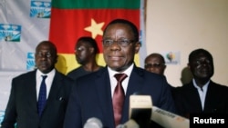 Maurice Kamto, leader du Mouvement de la Renaissance (MRC), lors d'une conférence de presse à Yaoundé, Cameroun, le 8 octobre 2018.