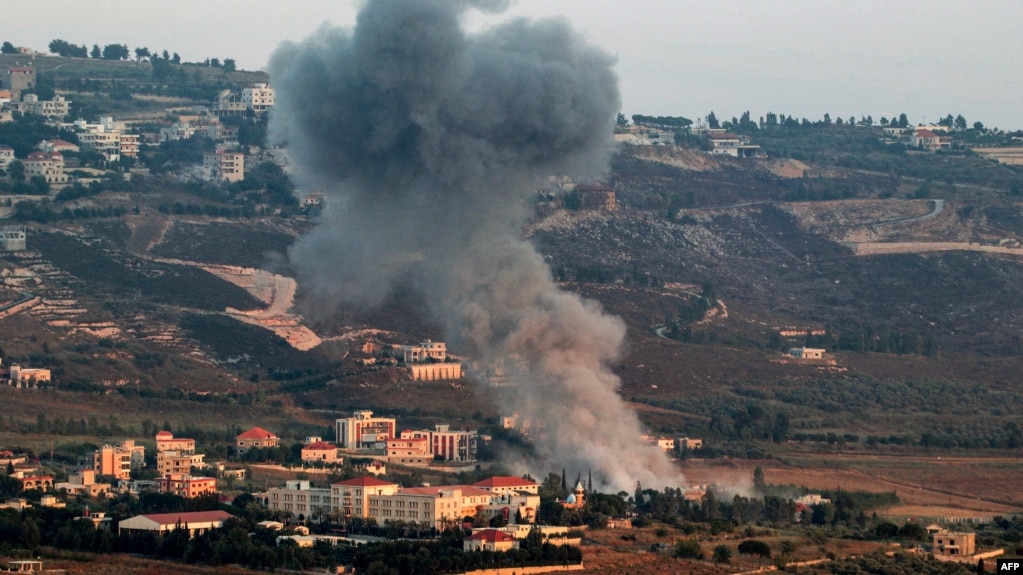 Una columna de humo se eleva durante el bombardeo israelí en la aldea de Khiam en el sur del Líbano, cerca de la frontera con Israel, el 23 de junio de 2024, en medio de las tensiones transfronterizas en curso.