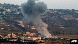 Una columna de humo se eleva durante el bombardeo israelí en la aldea de Khiam en el sur del Líbano, cerca de la frontera con Israel, el 23 de junio de 2024, en medio de las tensiones transfronterizas en curso.