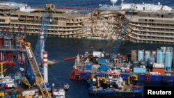 Costa Concordia поставлена на киль
