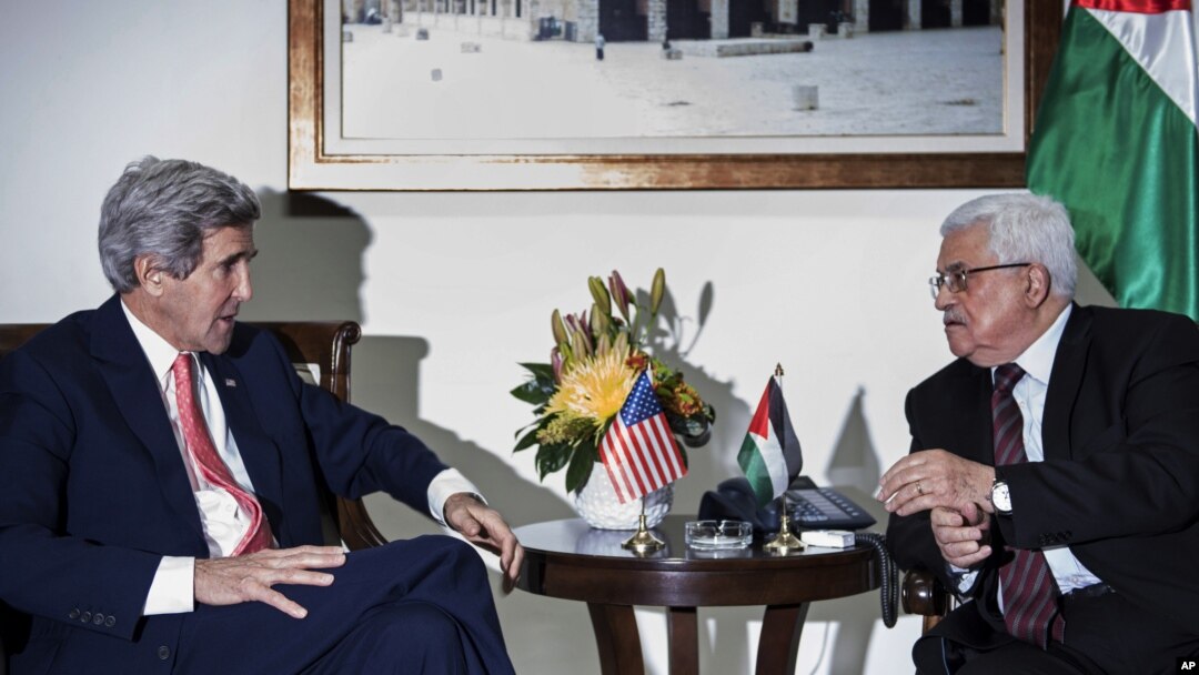 John Kerri, Mahmud Abbos Ramallohda. 3-dekabr, 2014-yil.