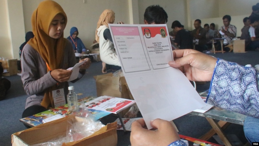 Komisi Pemilihan Umum (KPU) Kota Jogja kemarin 10/1 mulai melakukan proses penyortiran dan pelipatan surat suara pilwali kota kota jogja 2017 di gudang kpu Jalan Imogiri Timur Giwangan dengan melibatkan 43 petugas, sebanyak 300 ribu suuara lebih termasuk