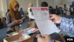 Komisi Pemilihan Umum (KPU) Kota Jogja kemarin 10/1 mulai melakukan proses penyortiran dan pelipatan surat suara pilwali kota kota jogja 2017 di gudang kpu Jalan Imogiri Timur Giwangan dengan melibatkan 43 petugas, sebanyak 300 ribu suuara lebih termasuk