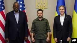 Dari kiri: Menteri Pertahanan AS Lloyd Austin, Presiden Ukraina Volodymyr Zelenskyy, dan Menlu AS Antony Blinken berpose dalam pertemuan di Kyiv, Ukraina (foto: dok). 