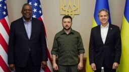 Dari kiri: Menteri Pertahanan AS Lloyd Austin, Presiden Ukraina Volodymyr Zelenskyy, dan Menlu AS Antony Blinken berpose dalam pertemuan di Kyiv, Ukraina (foto: dok). 