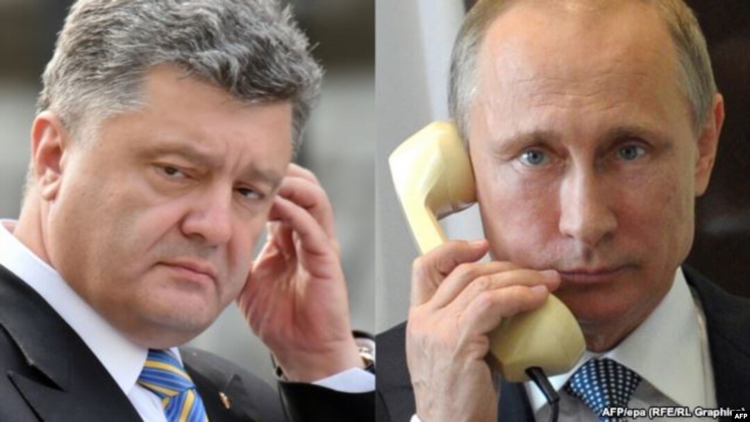 Presiden Rusia Vladimir Putin (kanan) melakukan pembicaraan telepon dengan Presiden Poroshenko Rabu 15/10 (foto: dok).