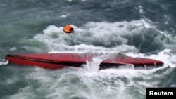 일본 혼슈 앞바다서 전복된 한국 선적 케미컬 탱커
