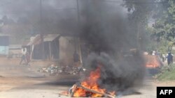 Une barricade sur la route en feu à Mbabane, Eswatini, le 29 juin 2021.