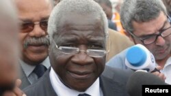 Les journalistes enregistrent Alfonso Dhlakama après son vote à Maputo, Mozambique, le 15 octobre 2014. 