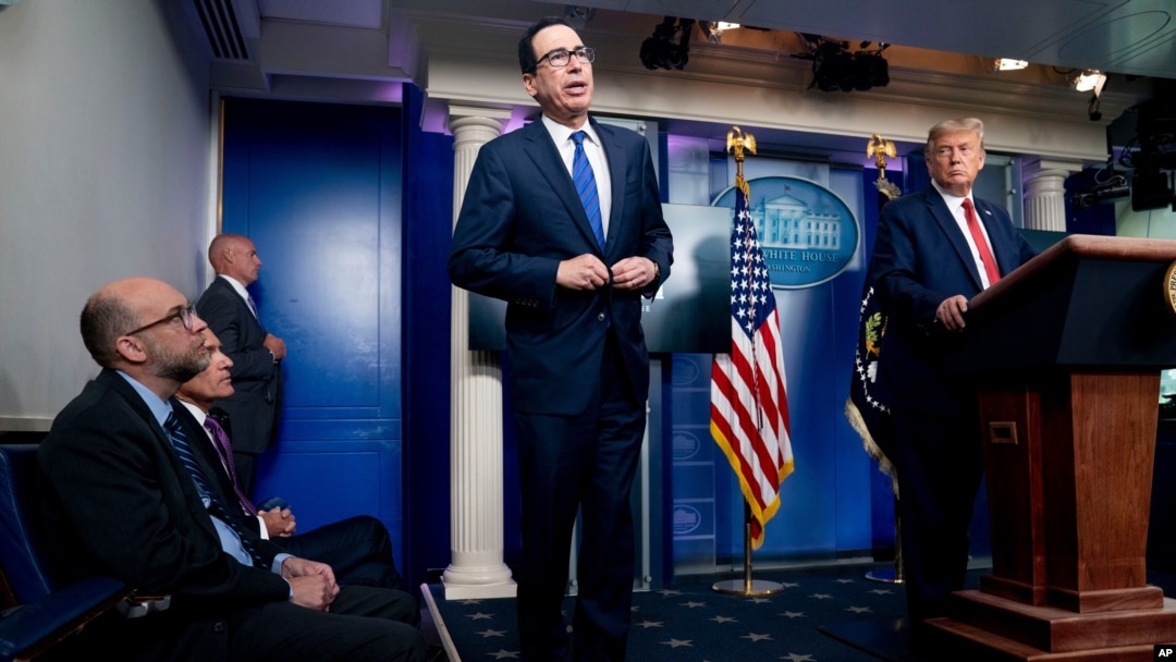 ARHIVA: Predsednik Donald Tramp i sekretar za finansije Stiven Mnučin na konferenciji za novinare u Beloj kući, 10. avgusta 2020. (Foto AP/Andrew Harnik)