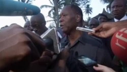 Le président Alassane Ouattara visite les lieux de l'attaque qui a visé la station Grand Bassam