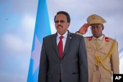 Presiden Mohamed Abdullahi Mohamed, tengah, menghadiri parade militer di Kementerian Pertahanan di Mogadishu, Somalia Selasa, 12 April 2022. Angkatan Bersenjata Somalia menandai ulang tahun ke-62 pendirian mereka pada hari Selasa. (AP/Farah Abdi Warsameh)