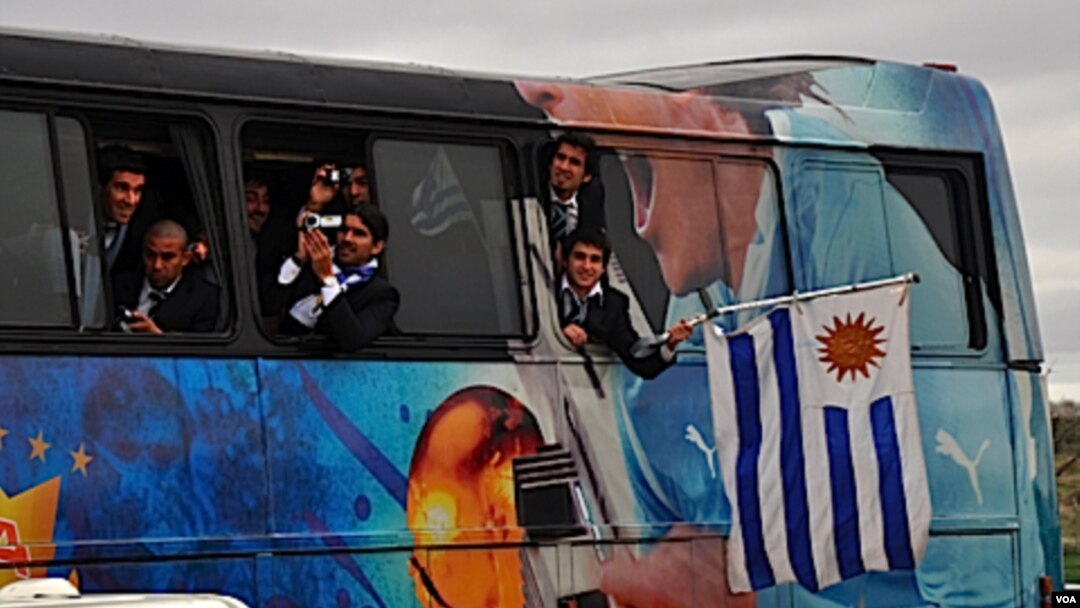 Los jugadores eran parte de la fiesta: filmaron y tomaron fotografías de la emocionante caravana que se formó en la rambla.
