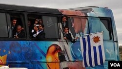 Los jugadores eran parte de la fiesta: filmaron y tomaron fotografías de la emocionante caravana que se formó en la rambla.