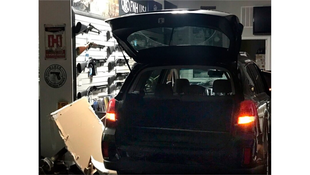 En esta foto de archivo proporcionada por la policía del condado de Montgomery se muestra un vehículo que se usó para estrellarse contra una tienda de armas de Rockville.