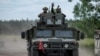 乌克兰部队的装甲车在俄乌边界附近的沃夫昌斯克镇（Vovchansk）行进。