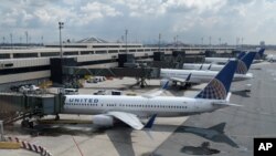 Archivo - Un avión de United Airlines es visto en el Aeropuerto Internacional Newark Liberty, en Newark, Nueva Jersey, EE.UU., el 1 de julio de 2020.