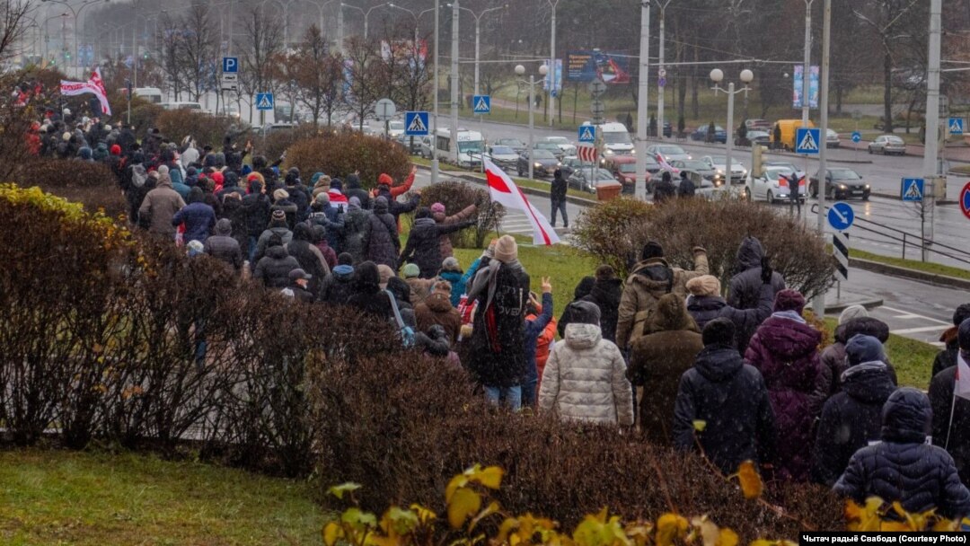 Demonstranti tokom protestima pod nazivom "Marš suseda" u prestonici Minsku (Foto: Чытач радыё Свабода)