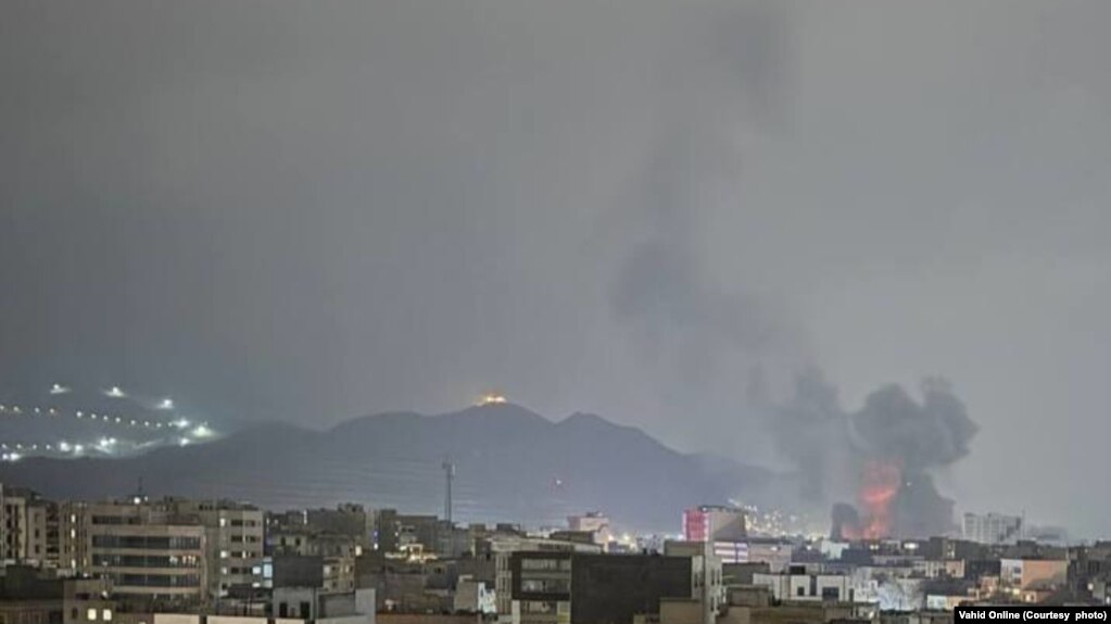 دود ناشی از انفجار در کرج در بامداد روز شنبه ۲۳ اسفند؛ تصویر دریافتی وحیدآنلاین ار ایران