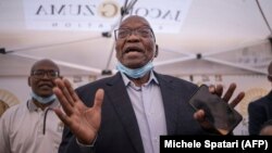 L'ancien président sud-africain Jacob Zuma s'adresse aux journalistes devant le commissariat du service de police sud-africain (SAPS) à Pietermaritzburg le 21 octobre 2021.