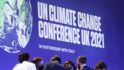 Delegates talk during the UN Climate Change Conference (COP26) in Glasgow, Scotland, Britain, November 13, 2021. (REUTERS/Yves Herman)