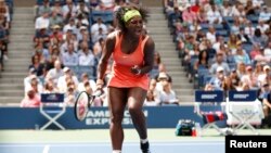 Serena Williams gagal meraih gelar AS Terbuka setelah kalah dalam semifinal dari petenis Italia, Roberta Vinci di New York 11/9 lalu (foto: dok). 