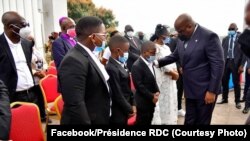 Président Félix Tshisekedi azali kosolola na bana ya nkondo zuzi Raphael Yanyi libanda ya Palais ya Justice, Kinshasa, 20 juillet 2020. (Facebook/Présidence RDC)