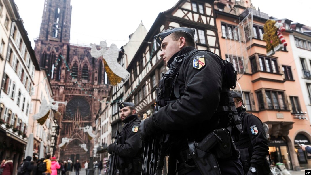 Polisi Perancis berpatroli di sebelah Katedral Notre-Dame Strasbourg pasca penembakan di kota Strasbourg, Perancis timur, 12 Desember 2018.