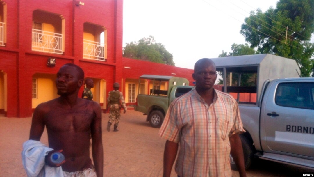 Wasu 'yan sandan da suka ji rauni kwanakin baya a kofar fadar Shehun Bama, Jihar Borno, 7 Mayu, 2013.