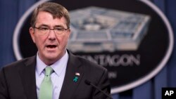 Menteri Pertahanan AS Ashton Carter menerangkan upaya peningkatan pelatihan dan persenjataan bagi pasukan Irak (foto: dok).