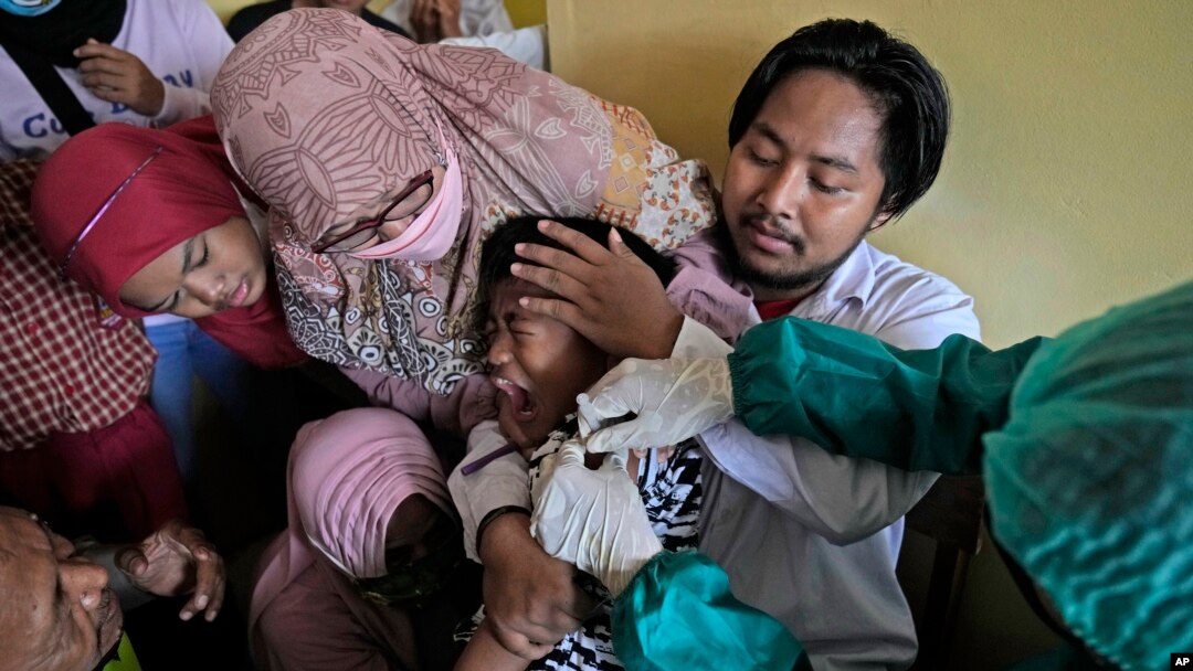 Seorang anak di Depok, Jawa Barat menangis saat menerima vaksinasi COVID-19 produksi Sinovac di Depok, Jawa Barat (foto: ilustrasi). 