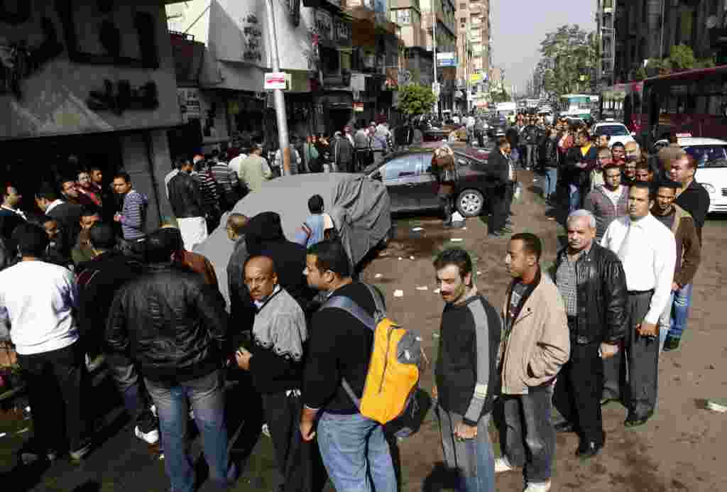 Las colas se extendieron por cuadras, frente a los puestos de votación en El Cairo.