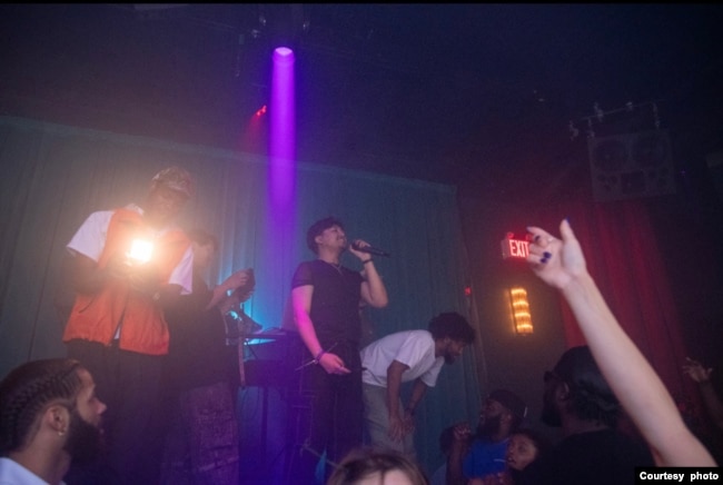 KADOLEAF atau Alif Purnama saat manggung di Amerik Serikat (dok: KADOLEAF)