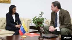 La canciller venezolana, Delcy Rodríguez, entrega dos Notas de Protesta al encargado de Negocios de EE.UU. en Venezuela Lee McClenny. Rechazó las acusaciones contra el vicepresidente Tareck El Aissami y dijo que la sanción "ataca al vicepresidente y ataca al presidente Nicolás Maduro".