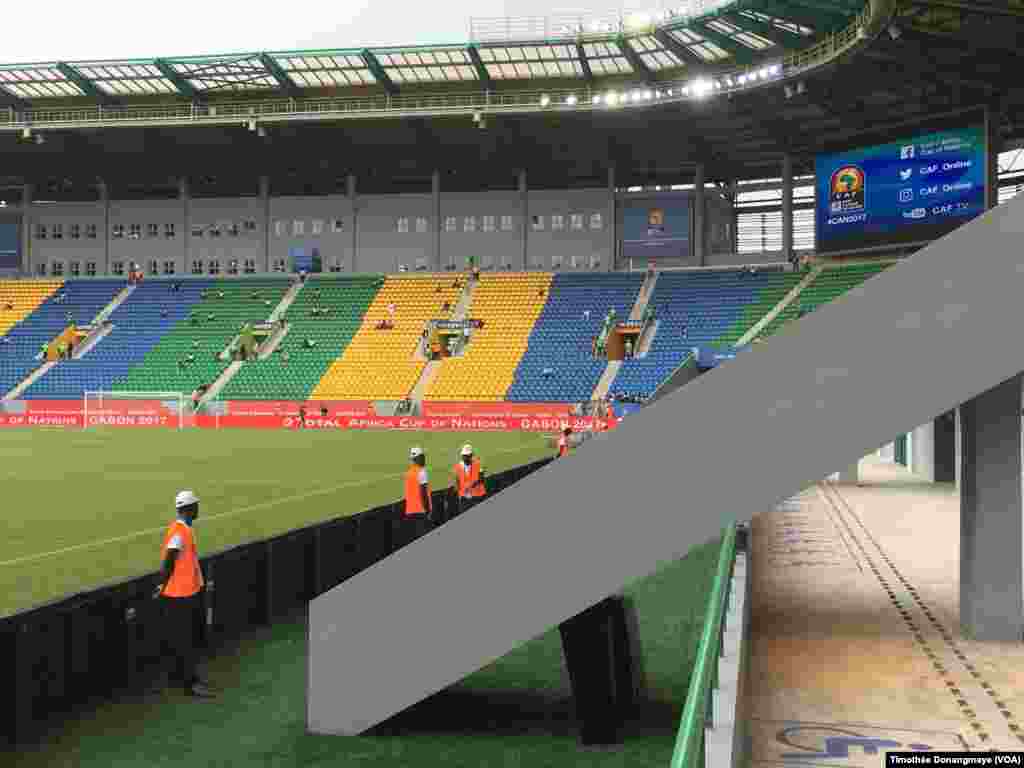 Au stade de Port-Gentil, avant les matchs du groupe D, au Gabon, le 17 janvier 2017. (VOA/ Timothée Donangmaye)