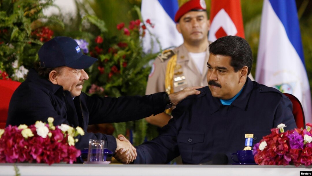 El presidente Nicolás Maduro (derecha), fue recibido por su homólogo en Nicaragua, este viernes, durante una visita oficial para tratar temas comerciales y culturales.