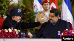 El presidente Nicolás Maduro (derecha), fue recibido por su homólogo en Nicaragua, este viernes, durante una visita oficial para tratar temas comerciales y culturales.