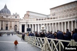 信徒们在梵蒂冈圣彼得大教堂外排队等候瞻仰本笃十六世遗容。（2023年1月2日）