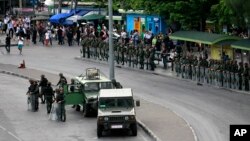 Thai soldiers secure the bus stop area to prevent the anti-coup demonstration at Victory Monument in Bangkok, May 29, 2014.