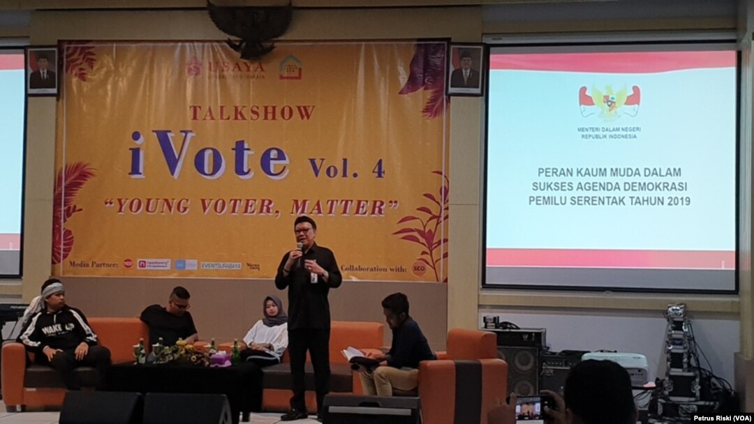Menteri Dalam Negeri Tjahjo Kumolo berbicara dalam bincang santai mengenai peran kaum muda dalam menyukseskan Pemilu 2019 di Universitas Surabaya (foto: VOA/Petrus Riski)