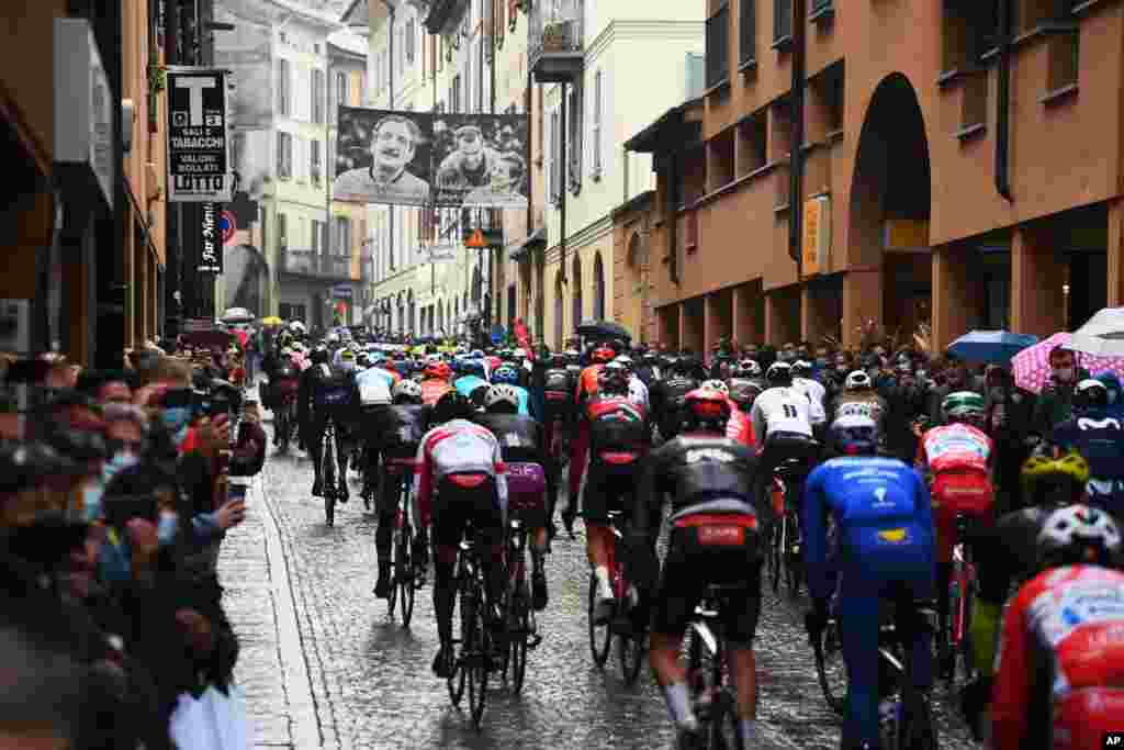دوچرخه سواران در آغاز مرحله نوزدهم مسابقات دوچرخه سواری &#171;جیرودیتالیا&#187; در شمال ایتالیا رکاب میزنند.